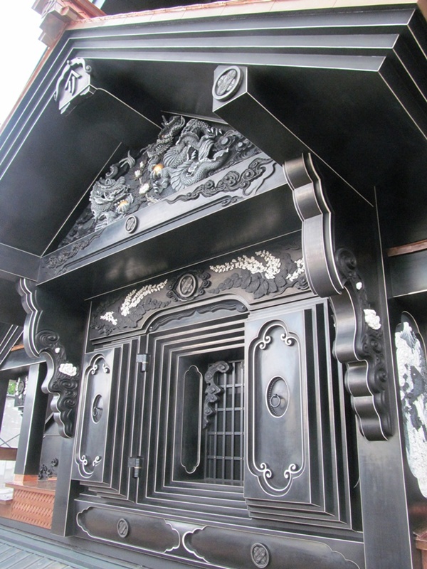 新設の両開き観音扉　正面