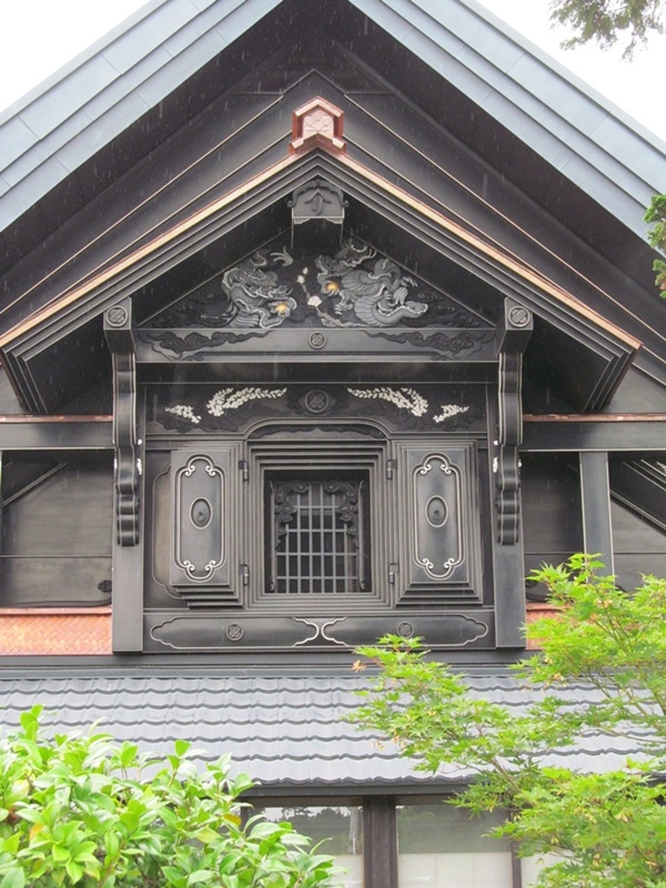 新設の両開き観音扉　正面