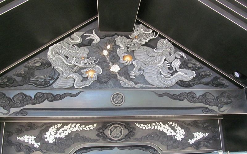 左右一対の龍となる漆喰彫刻　中央上